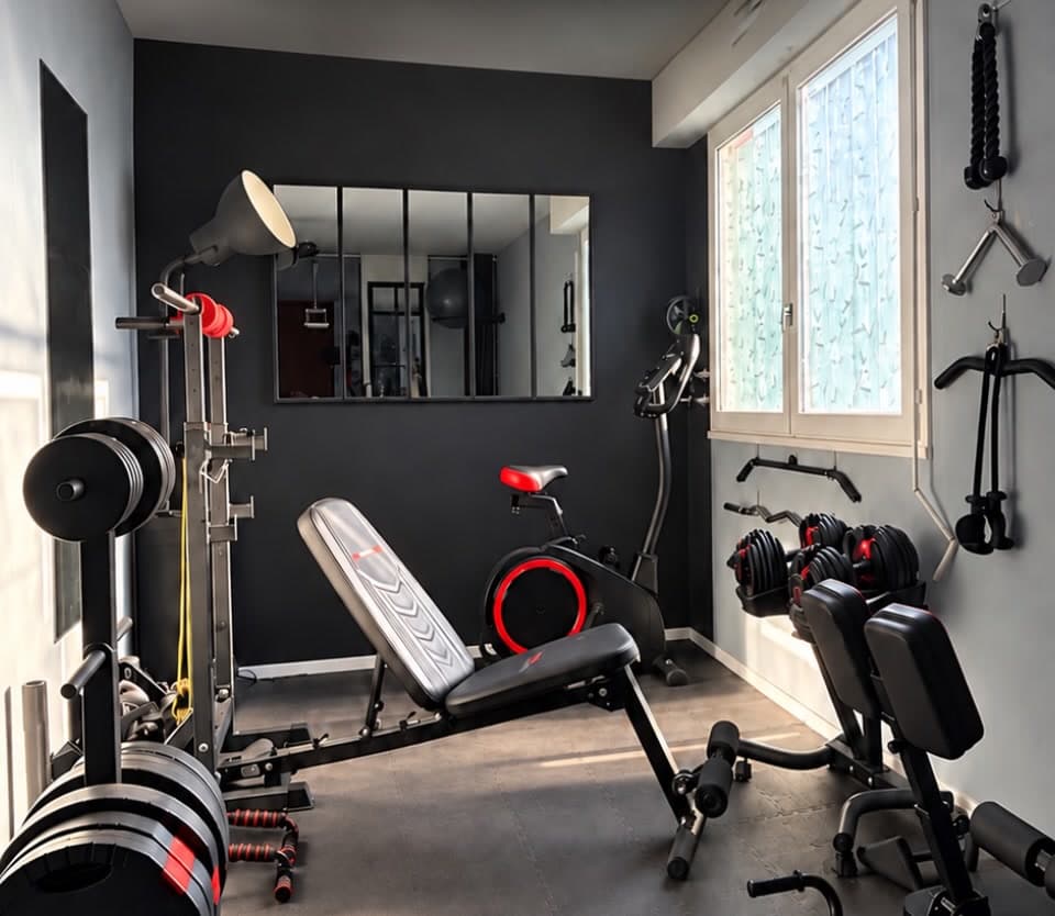 Le studio Alice Coach : vélo, banc et haltères